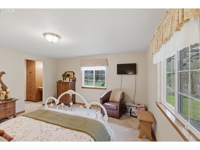 39692 LACOMB Dr, Lebanon, OR 97355