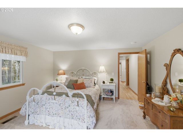 39692 LACOMB Dr, Lebanon, OR 97355