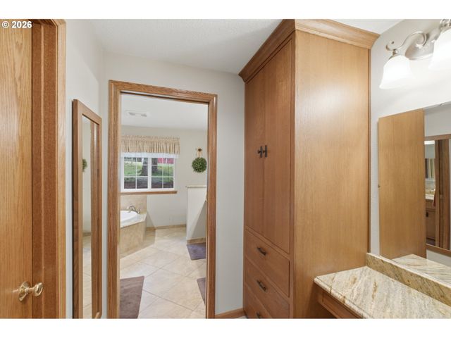 39692 LACOMB Dr, Lebanon, OR 97355