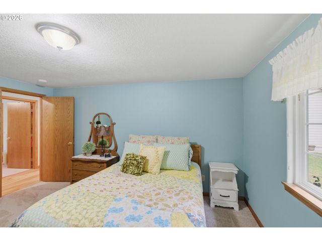 39692 LACOMB Dr, Lebanon, OR 97355