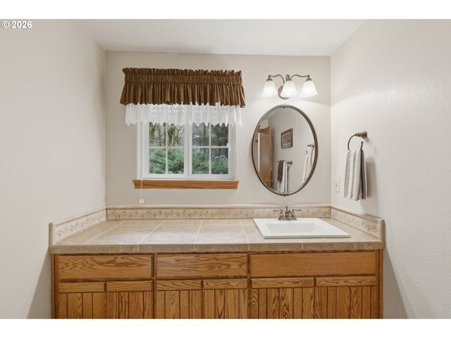 39692 LACOMB Dr, Lebanon, OR 97355