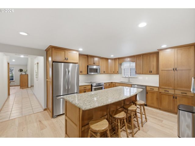 39692 LACOMB Dr, Lebanon, OR 97355