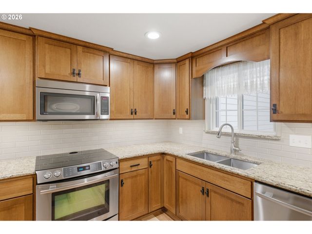 39692 LACOMB Dr, Lebanon, OR 97355