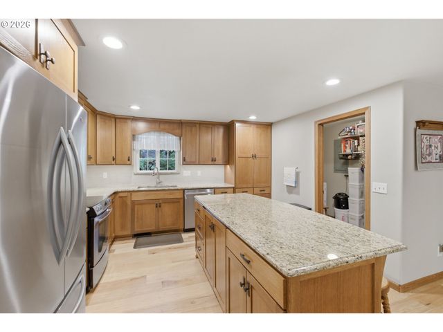 39692 LACOMB Dr, Lebanon, OR 97355