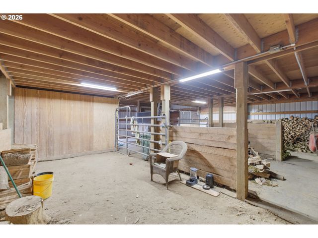 39692 LACOMB Dr, Lebanon, OR 97355