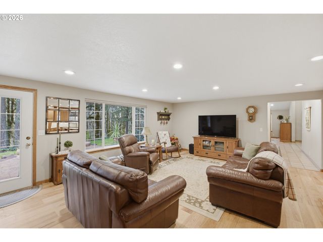 39692 LACOMB Dr, Lebanon, OR 97355