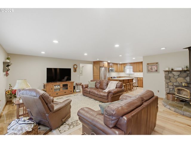 39692 LACOMB Dr, Lebanon, OR 97355