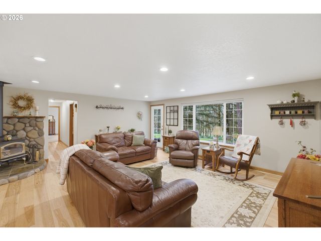 39692 LACOMB Dr, Lebanon, OR 97355