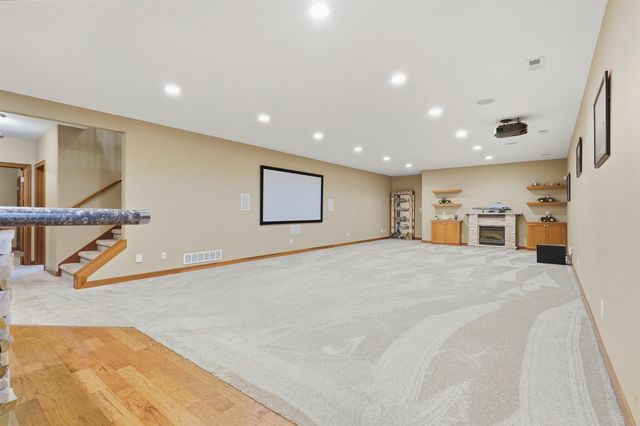 4319 Wynnewood Drive, Cedar Falls, IA 50613