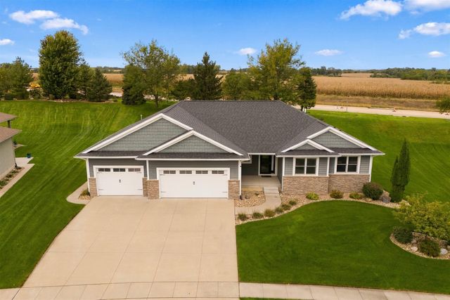 4319 Wynnewood Drive, Cedar Falls, IA 50613