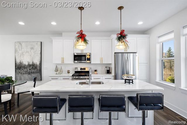 5931 Stella, Troy, MI 48085