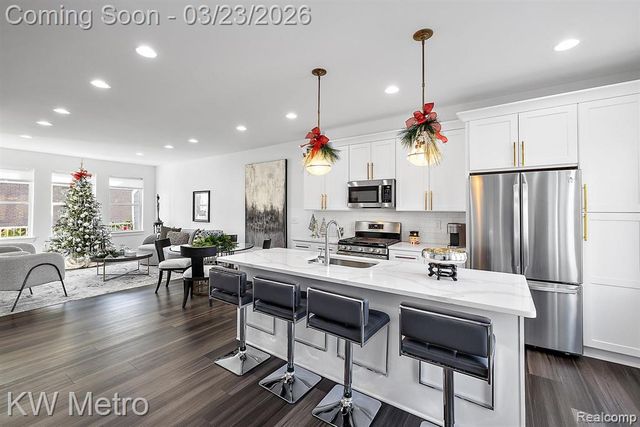 5931 Stella, Troy, MI 48085