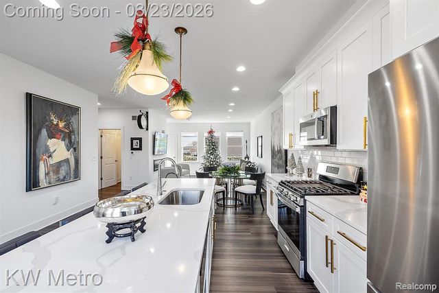 5931 Stella, Troy, MI 48085