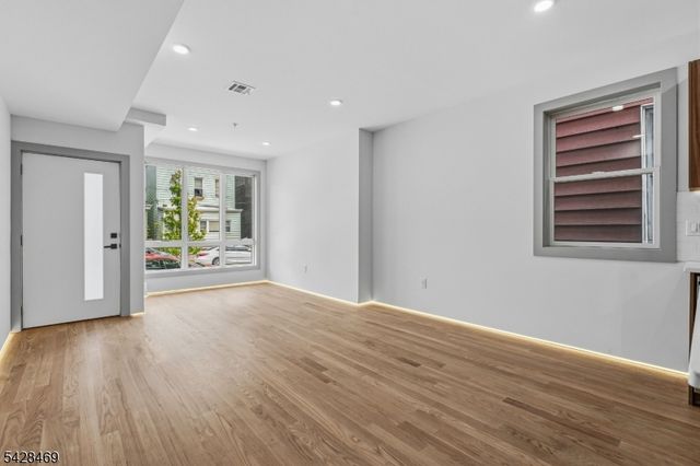 161 Woodlawn Ave 1, Jersey City, NJ 07305