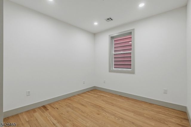 161 Woodlawn Ave 1, Jersey City, NJ 07305
