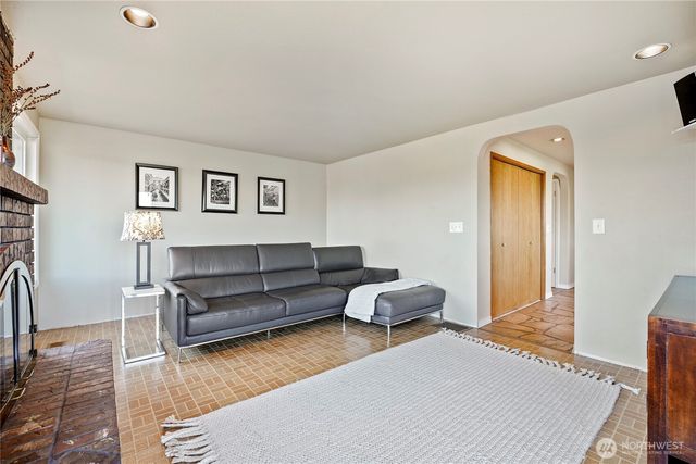 1112 N 38th Street, Renton, WA 98056