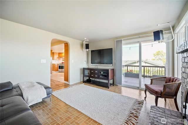 1112 N 38th Street, Renton, WA 98056