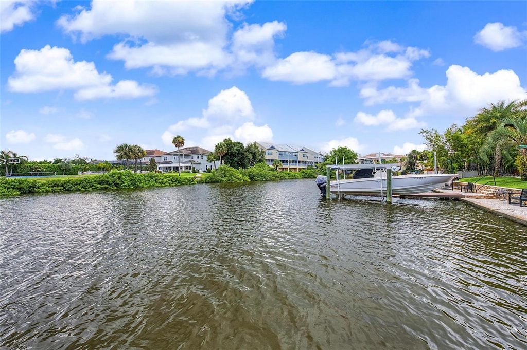 Image 11 of property listing at 7011 PELICAN ISLAND DRIVE, Tampa, FL 33634