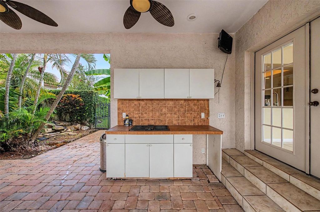 Image 15 of property listing at 7011 PELICAN ISLAND DRIVE, Tampa, FL 33634