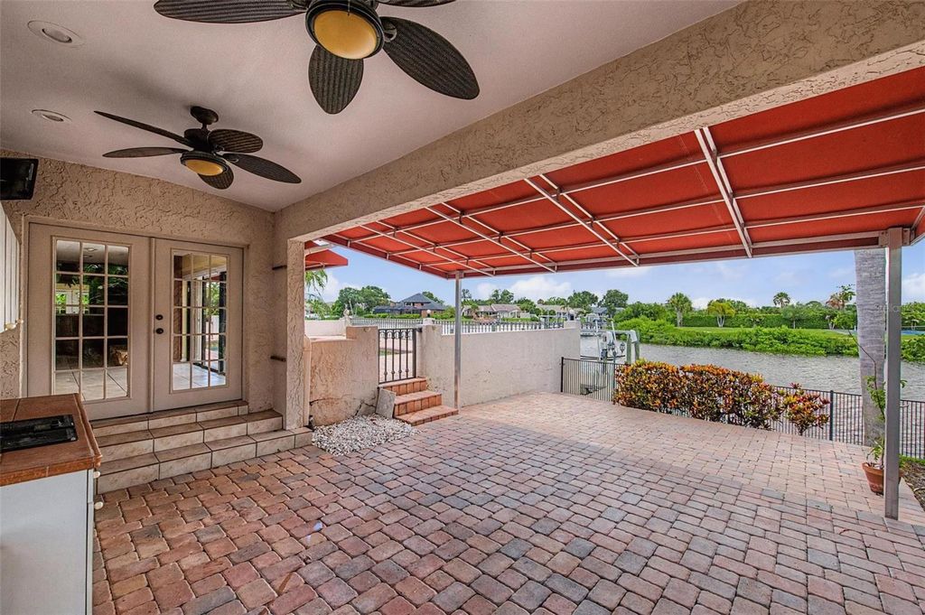 Image 16 of property listing at 7011 PELICAN ISLAND DRIVE, Tampa, FL 33634