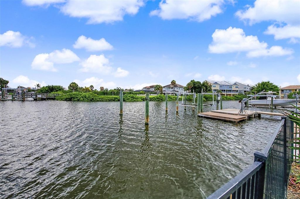 Image 24 of property listing at 7011 PELICAN ISLAND DRIVE, Tampa, FL 33634