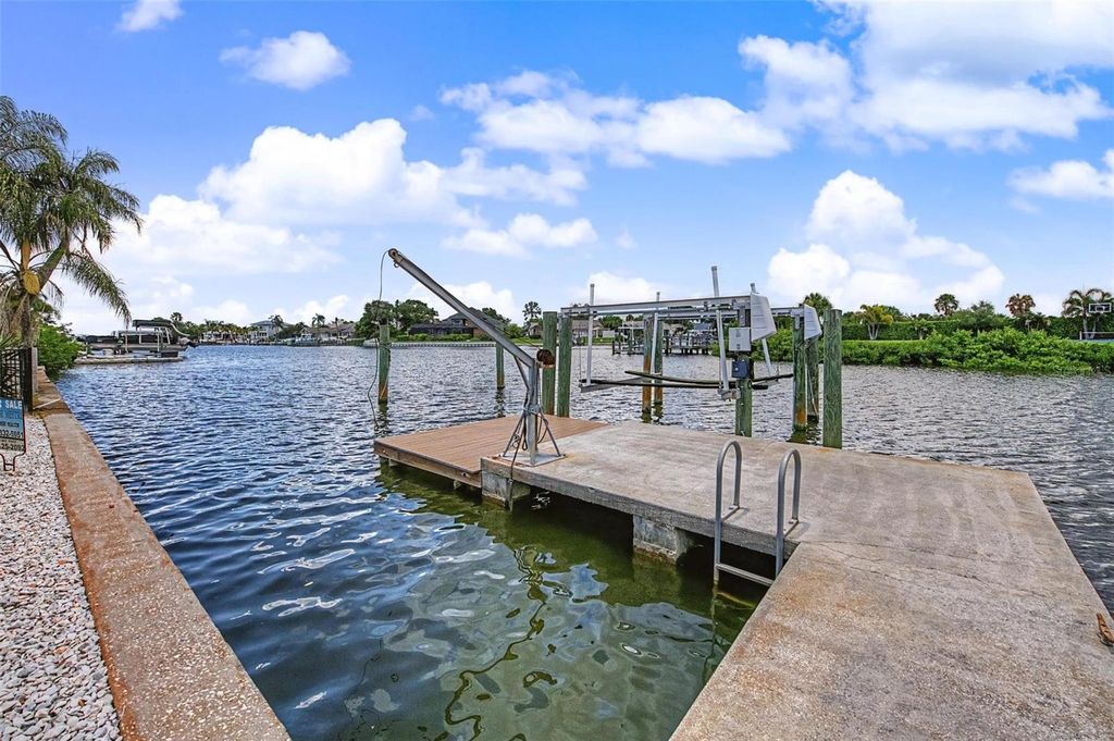Image 10 of property listing at 7011 PELICAN ISLAND DRIVE, Tampa, FL 33634