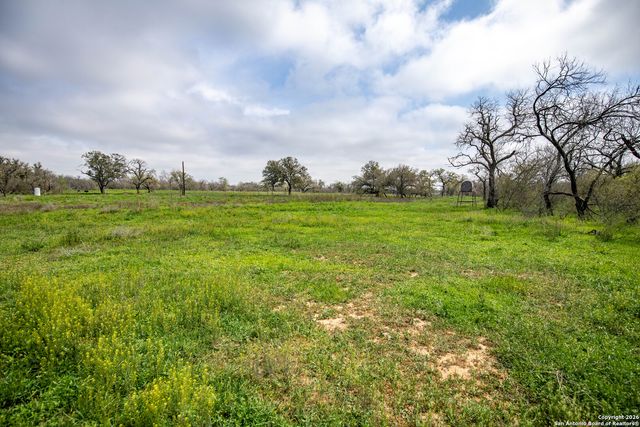 000 FELIX RD, St Hedwig, TX 78152