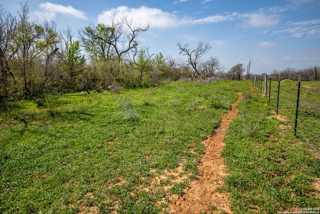 000 FELIX RD, St Hedwig, TX 78152