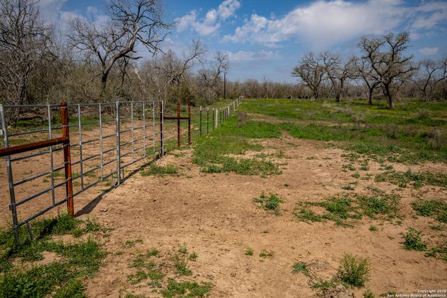 000 FELIX RD, St Hedwig, TX 78152