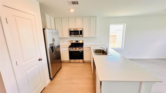 206 Amy Street, Angleton, TX 77515