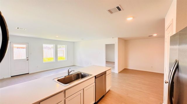 206 Amy Street, Angleton, TX 77515