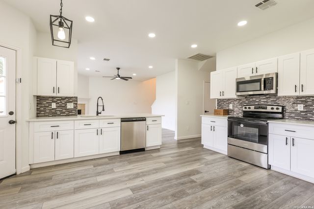 4604 SUMMIT HILL DR, Schertz, TX 78154