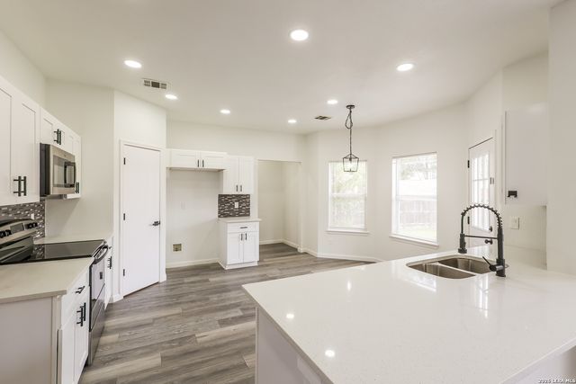 4604 SUMMIT HILL DR, Schertz, TX 78154