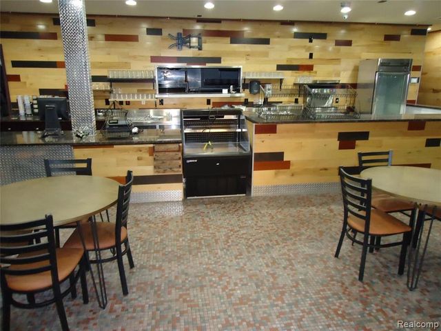 1175 E 14 Mile Road, Troy, MI 48083