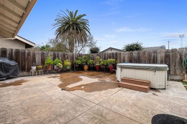 7542 Locust St, Hughson, CA 95326