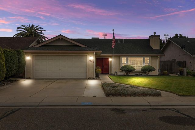7542 Locust St, Hughson, CA 95326