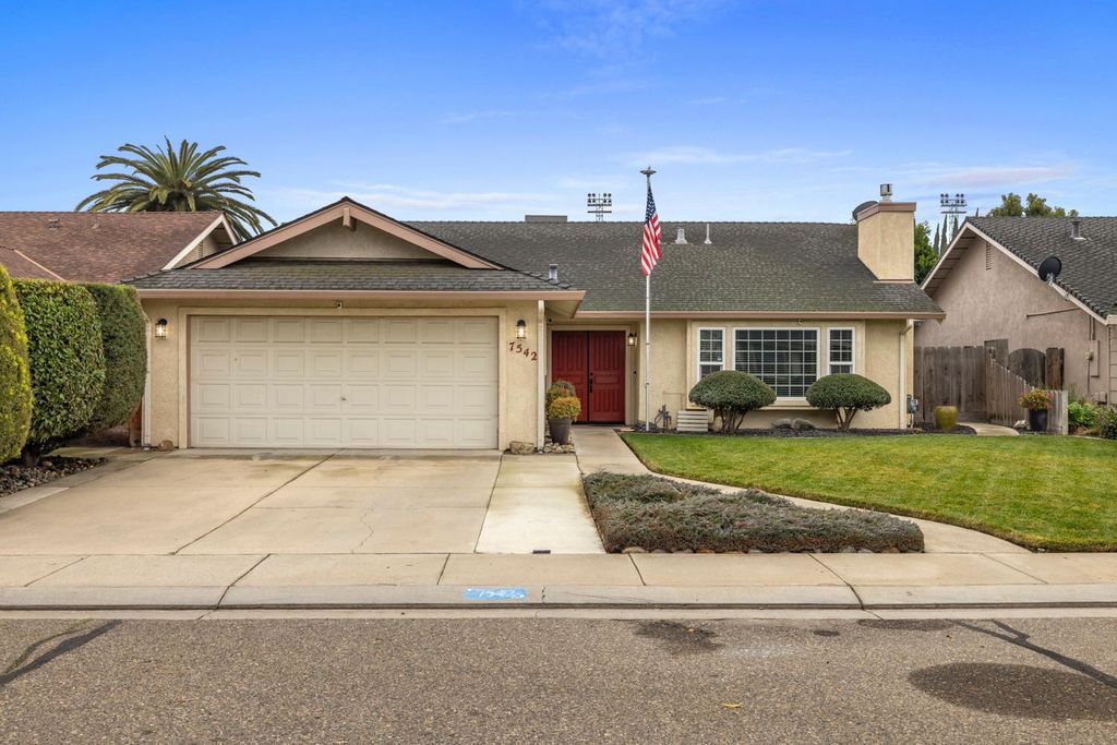 7542 Locust St, Hughson, CA 95326