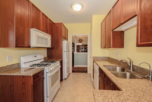 160 Daniel Webster Hwy Apt 201, Nashua, NH 03060