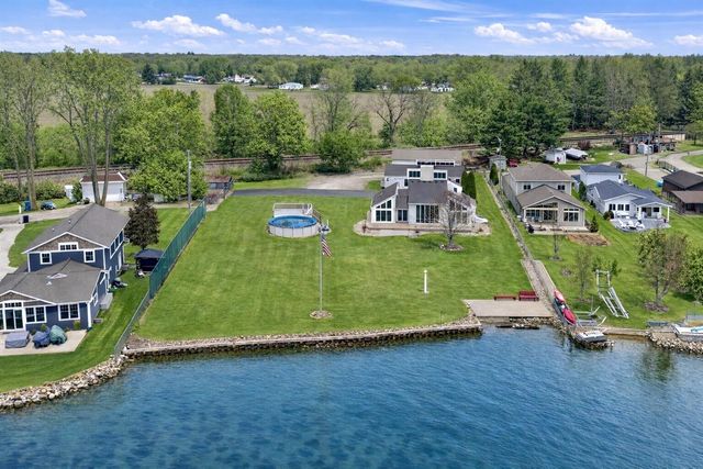 7738 N Indian Lake Drive, Scotts, MI 49088
