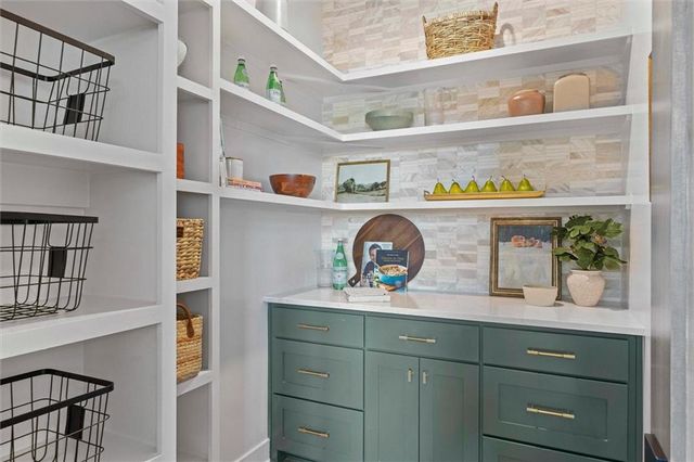 18605 Mohawk Lane, Overland Park, KS 66085