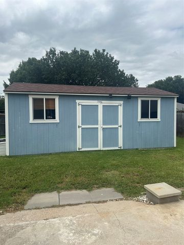 556 Greenway Drive, Saginaw, TX 76179