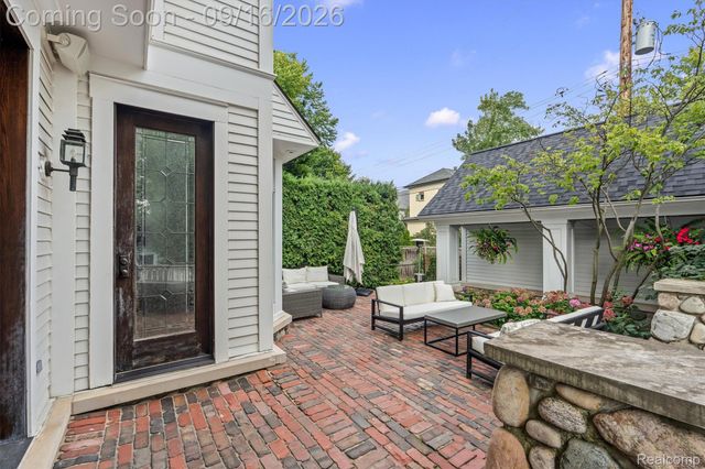 945 Henrietta Street, Birmingham, MI 48009