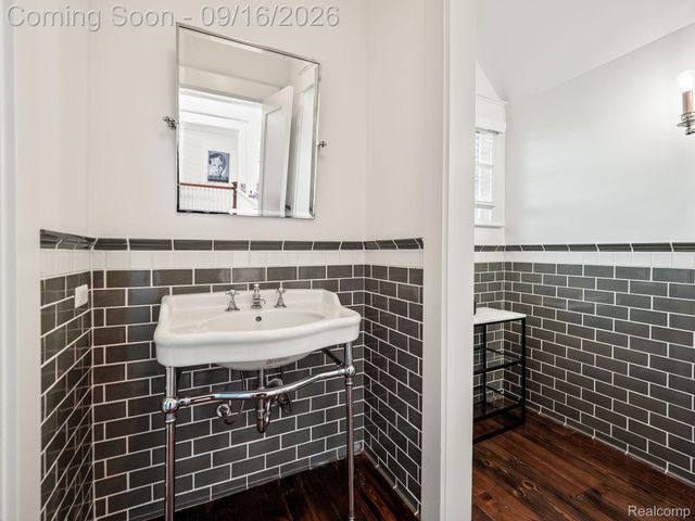 945 Henrietta Street, Birmingham, MI 48009