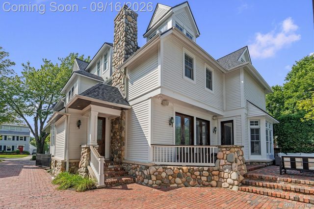 945 Henrietta Street, Birmingham, MI 48009