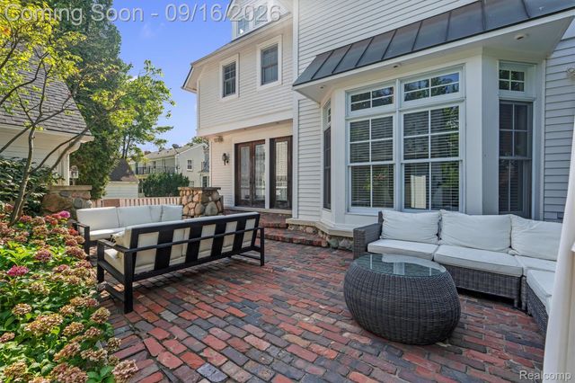 945 Henrietta Street, Birmingham, MI 48009