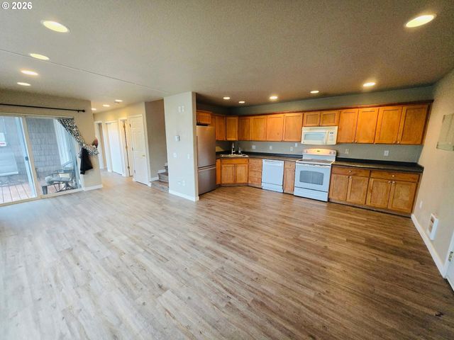 894 Ne LINDEN Ave, Gresham, OR 97030