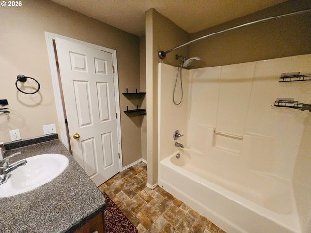 894 Ne LINDEN Ave, Gresham, OR 97030