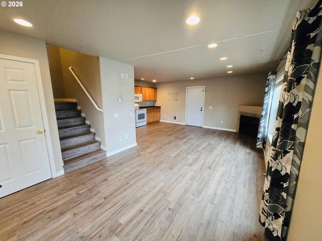 894 Ne LINDEN Ave, Gresham, OR 97030