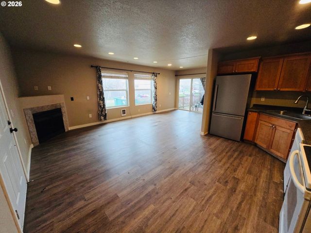 894 Ne LINDEN Ave, Gresham, OR 97030