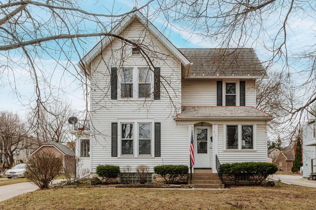 517 McCall STREET, Waukesha, WI 53186